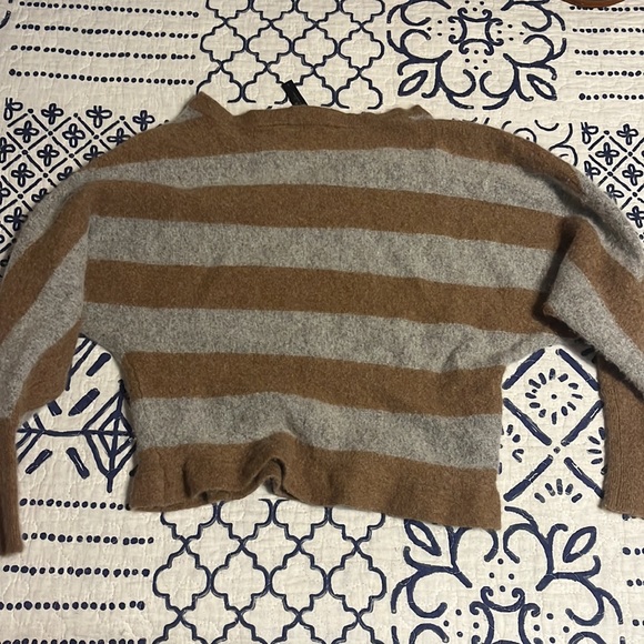 BCBG super soft and sexy small sweater - Picture 6 of 9